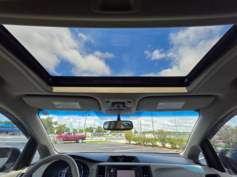 Used 2014 Toyota Sienna Limited image 12