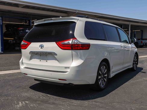Certified 2020 Toyota Sienna Limited w/ Preferred Accessory Package FWD image 4