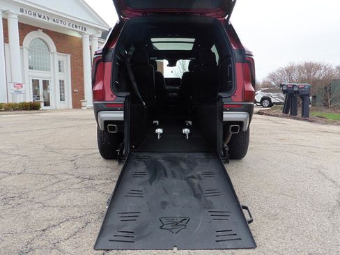 Used 2025 Chevrolet Traverse LT w/ Sun and Wheel Package image 32