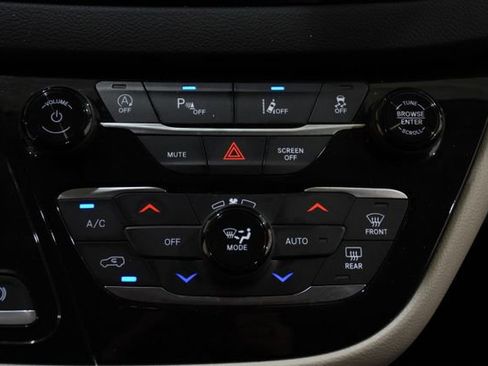 Used 2024 Chrysler Pacifica Touring-L FWD image 18