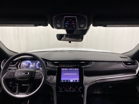 Used 2025 Jeep Grand Cherokee Altitude AWD/4WD image 12