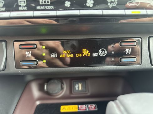 Used 2023 Toyota RAV4 Limited image 28