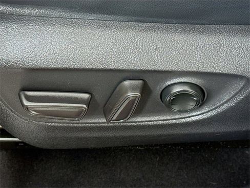 Used 2023 Toyota Highlander Limited image 12