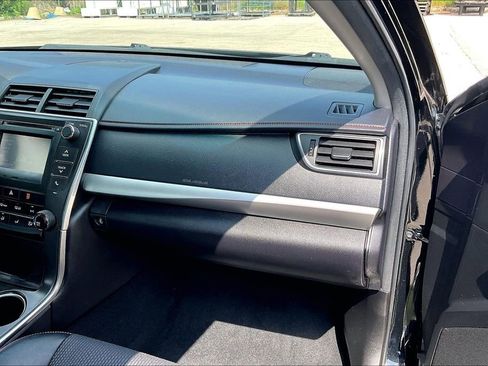 Used 2017 Toyota Camry SE w/ Moonroof Package FWD image 15