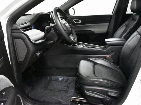 Used 2024 Jeep Compass Latitude image 12