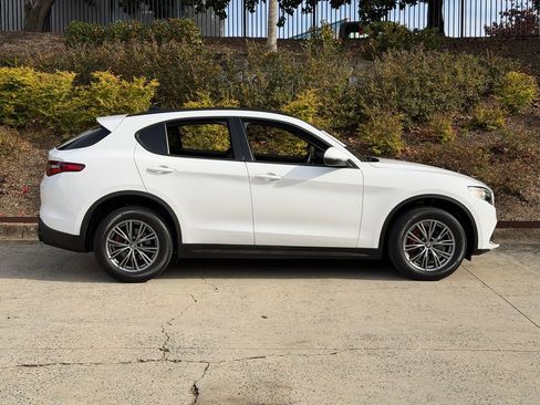 Used 2022 Alfa Romeo Stelvio Sprint image 2