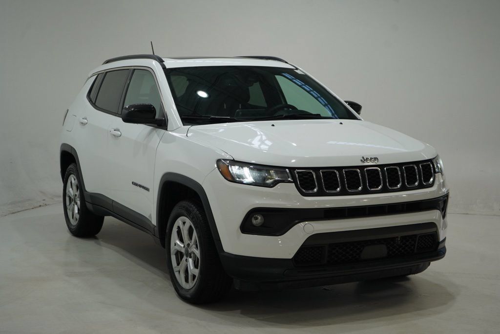 Used 2023 Jeep Compass Latitude w/ Sun and Sound Group AWD/4WD image 1