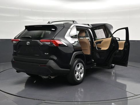 Used 2020 Toyota RAV4 XLE w/ Convenience Package FWD image 39