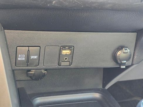 Used 2018 Toyota RAV4 LE FWD image 18