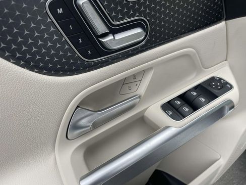 Used 2025 Mercedes-Benz GLB 250 image 17