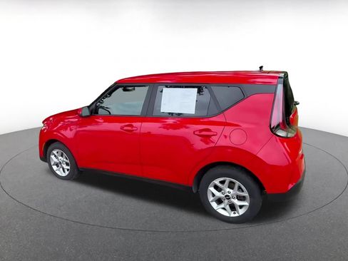 Used 2025 Kia Soul LX w/ LX Technology Package FWD image 9