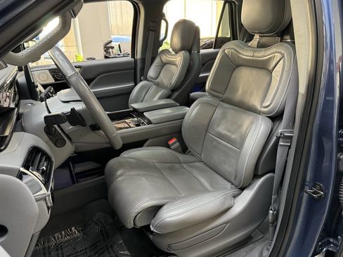 Used 2019 Lincoln Navigator Reserve image 13