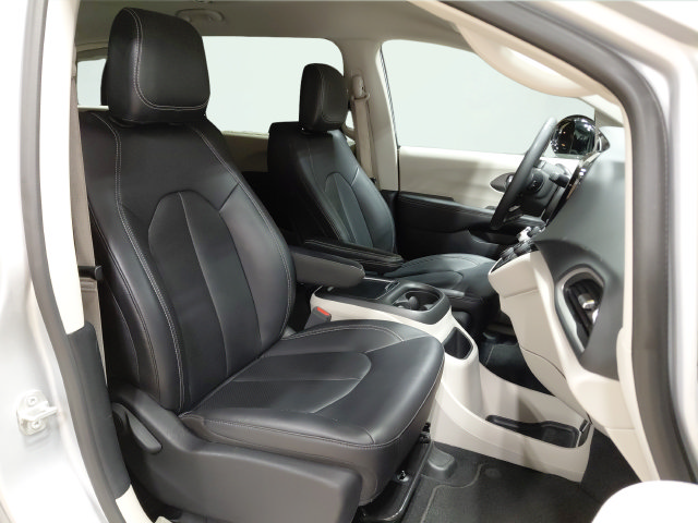 Used 2024 Chrysler Pacifica Touring-L FWD image 15