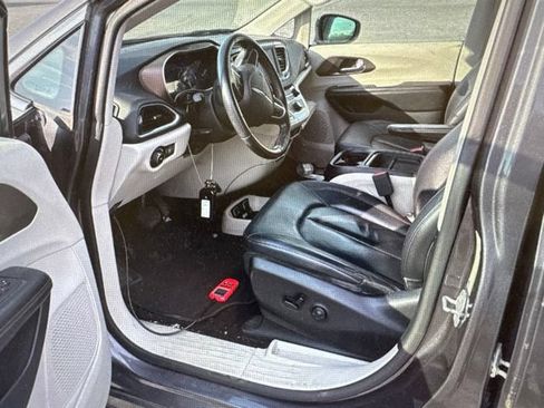 Used 2018 Chrysler Pacifica Touring-L FWD image 10