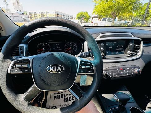 Used 2020 Kia Sorento LX FWD image 13
