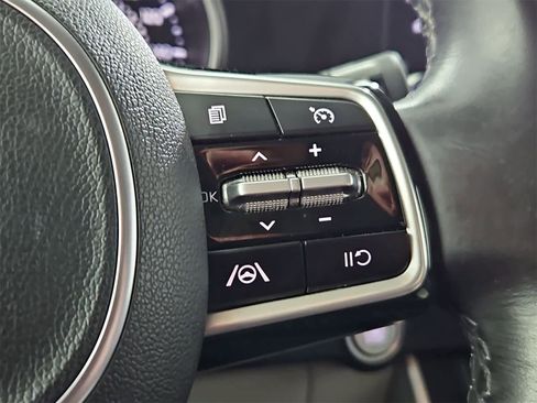 Used 2023 Kia Carnival LX image 24