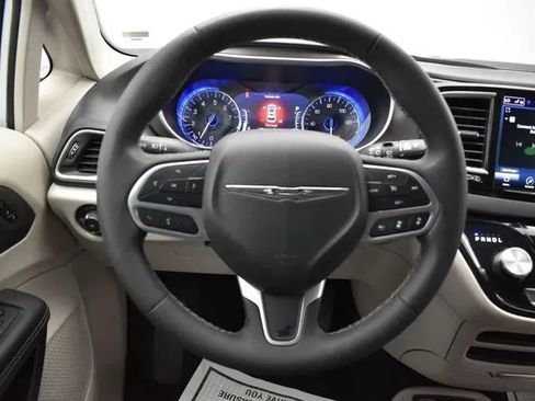 Used 2024 Chrysler Pacifica Touring-L FWD image 20