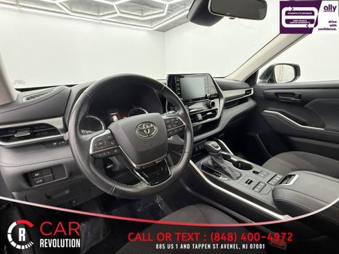 Used 2021 Toyota Highlander LE image 17