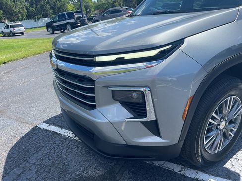 Used 2026 Chevrolet Traverse LT AWD/4WD image 2