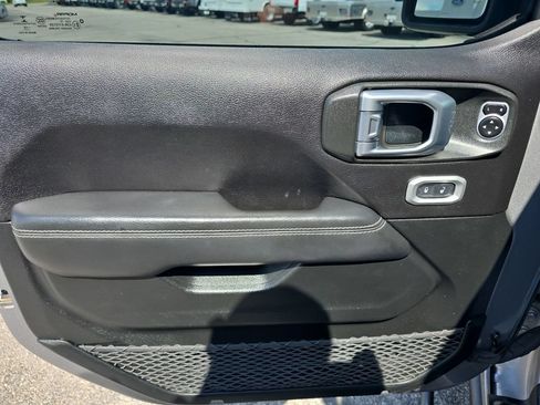 Used 2020 Jeep Gladiator Overland AWD/4WD image 22