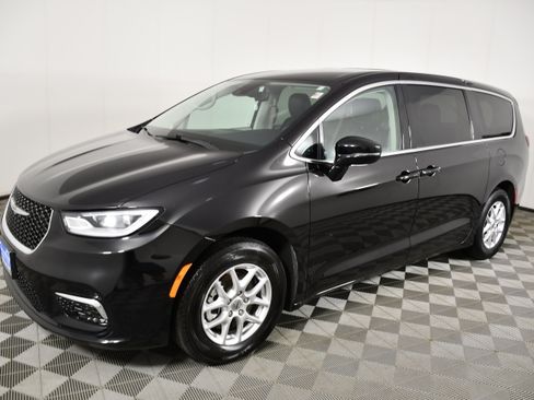 Used 2024 Chrysler Pacifica Touring-L FWD image 10