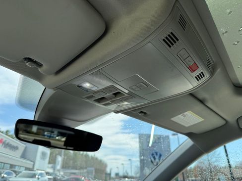 Used 2024 Volkswagen Tiguan SE AWD/4WD image 18