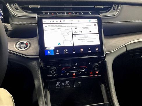 Used 2024 Jeep Grand Cherokee Limited image 23