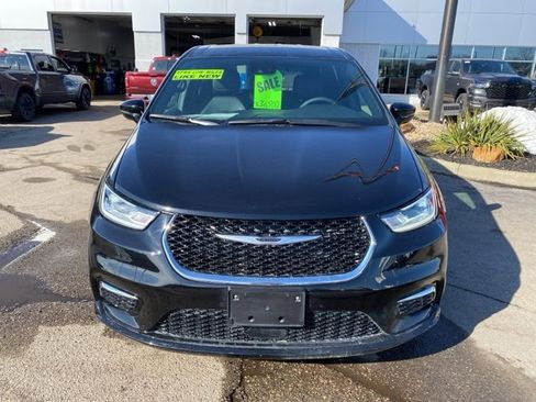 Used 2026 Chrysler Pacifica Select image 10