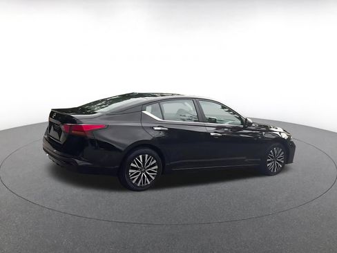 Used 2025 Nissan Altima 2.5 SV FWD image 15