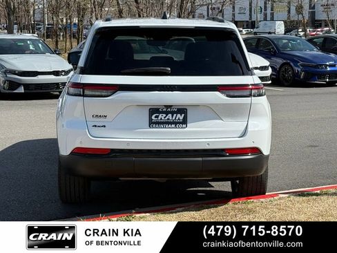 Used 2023 Jeep Grand Cherokee Altitude AWD/4WD image 6