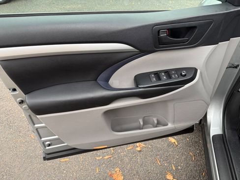 Used 2017 Toyota Highlander Plus image 9