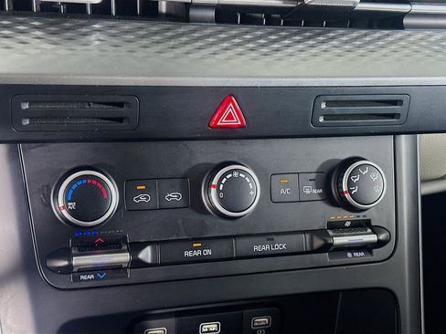 Used 2024 Kia Carnival LX image 23