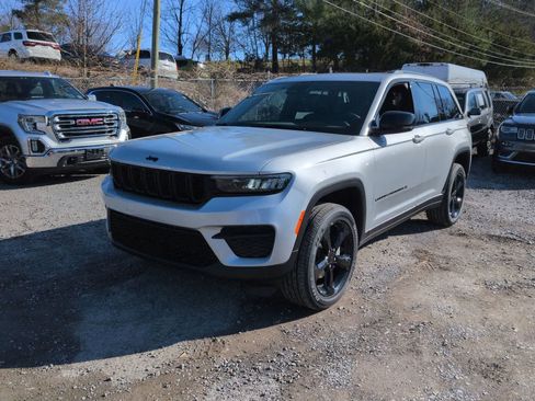 New 2025 Jeep Grand Cherokee Altitude AWD/4WD image 4