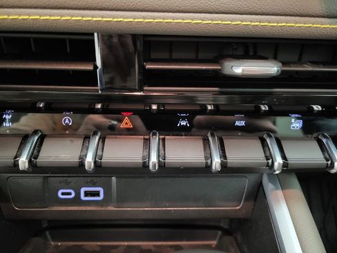 Certified 2025 Chevrolet Colorado ZR2 w/ Technology Package AWD/4WD image 11