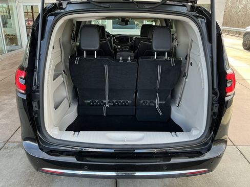Used 2023 Chrysler Pacifica Limited image 24