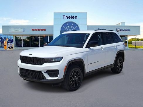 Used 2024 Jeep Grand Cherokee Altitude AWD/4WD image 2