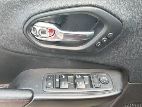 Used 2019 Jeep Cherokee Trailhawk AWD/4WD image 12