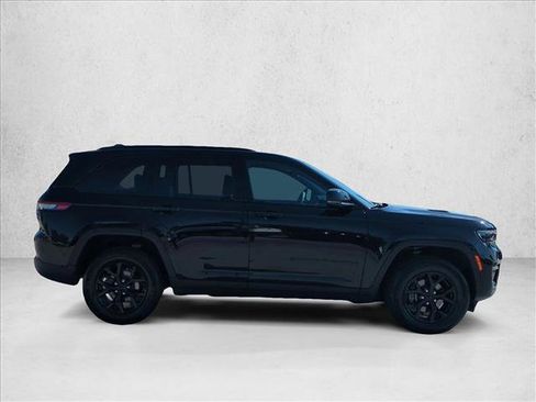 Used 2025 Jeep Grand Cherokee Altitude RWD image 4
