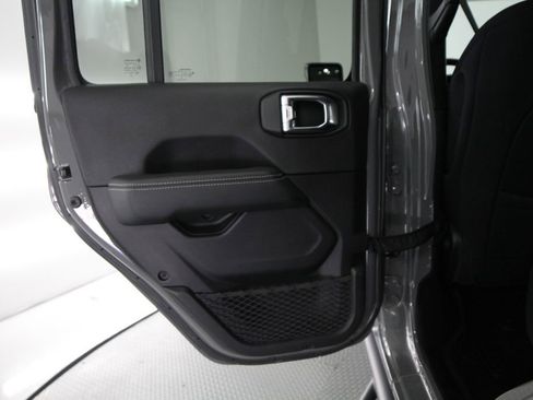 Used 2021 Jeep Gladiator Overland AWD/4WD image 38