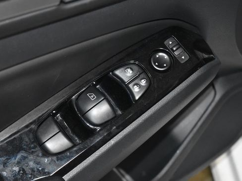 Certified 2025 Nissan Altima 2.5 SR image 5