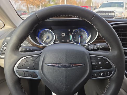 Certified 2023 Chrysler Pacifica Limited image 16