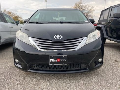Used 2015 Toyota Sienna XLE image 2