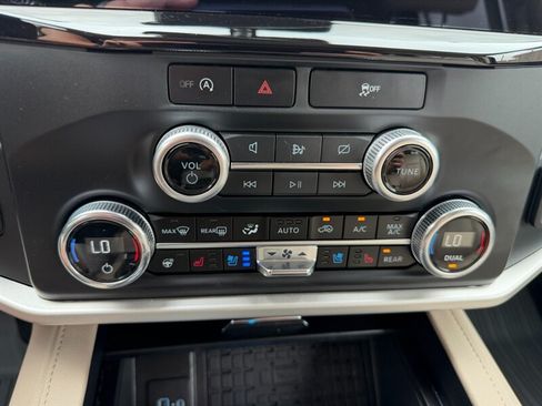 Used 2024 Ford Expedition XLT RWD image 43