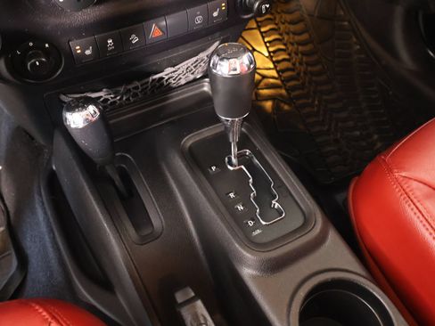 Used 2013 Jeep Wrangler Unlimited Rubicon AWD/4WD image 8