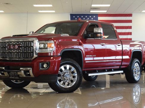 Used 2018 GMC Sierra 2500 Denali w/ Duramax Plus Package AWD/4WD image 12