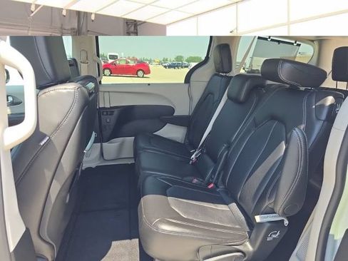 Used 2024 Chrysler Pacifica Touring-L w/ Uconnect Theater Family Group FWD image 10