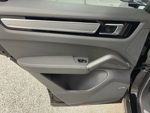 Used 2022 Porsche Cayenne Platinum Edition image 45