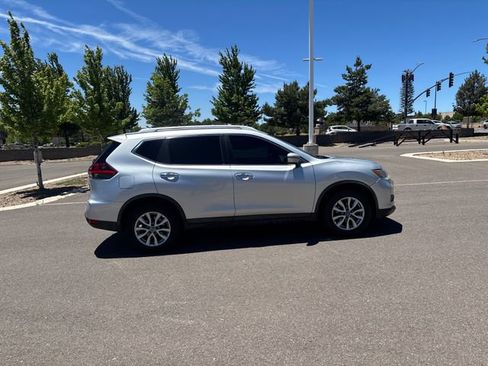 Used 2018 Nissan Rogue SV FWD image 2