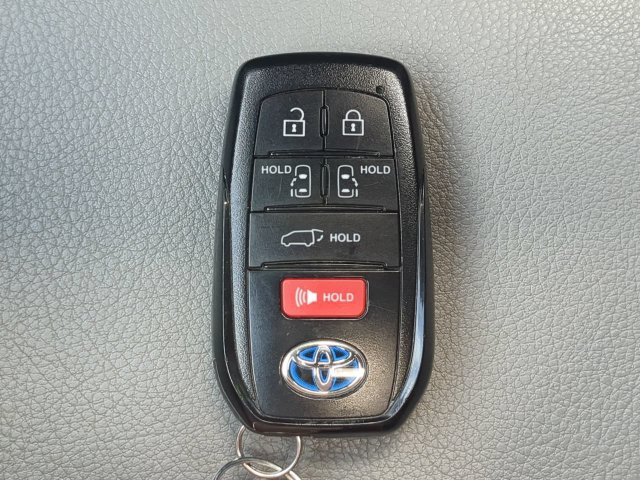 Certified 2025 Toyota Sienna XLE FWD image 38