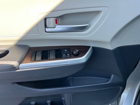 Used 2022 Toyota Sienna XLE image 9